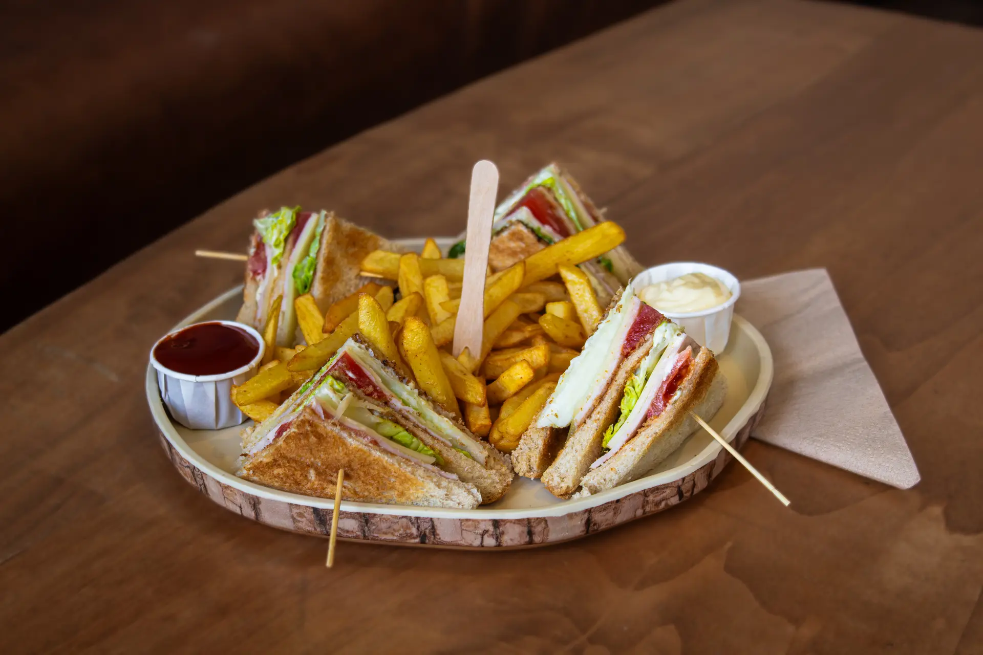 Club Sandwich mit Pommes (Pute)